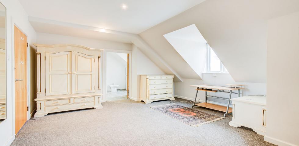 			4 Bedroom, 1 bath, 1 reception Apartment			 Lymington Road, WEST HAMPSTEAD